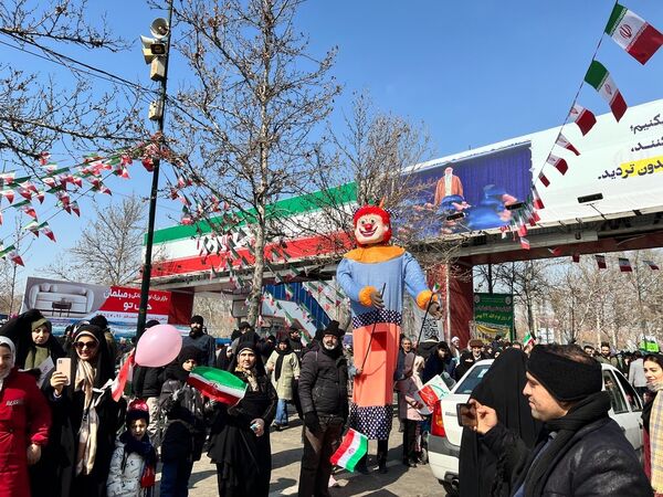 حضور دانش‌آموزان دبستان المهدی در راهپیمایی ۲۲ بهمن 