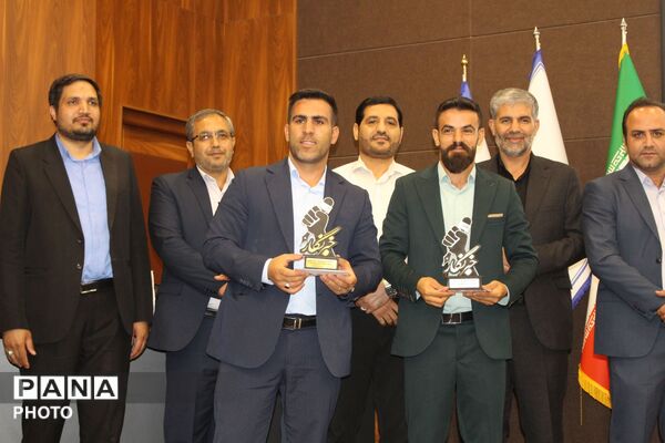 تجلیل از خبرنگاران و عکاسان نظرآباد در آیین گرامیداشت هفته خبرنگار 