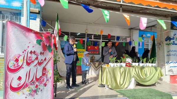 آیین نواختن زنگ هوای پاک در دبستان شریعه افشار‌نژاد ناحیه ۶