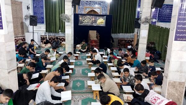 اعتکاف دانش‌آموزان دبیرستان شهید بابایی منطقه ۱۵ 