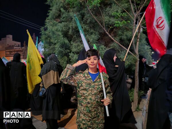 تجمع شبانهٔ شهروندان در پنجاه‌ونهمین شب یادبود در بلوار فضل