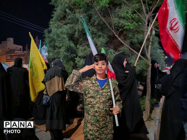 تجمع شبانهٔ شهروندان در پنجاه‌ونهمین شب یادبود در بلوار فضل