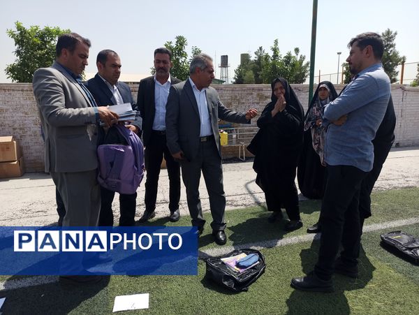 توزیع ٥٠٠ بسته کیف و لوازم التحریر میان دانش‌آموزان نیازمند در آموزش و پرورش ناحیه 3 شیراز