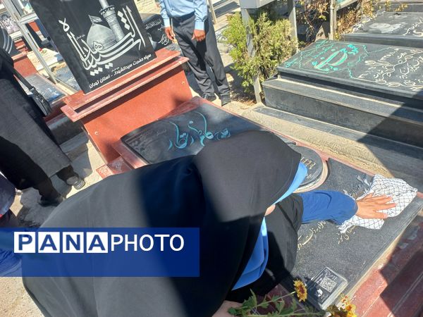 غبارروبی مزارشهدا توسط دانش‌آموزان منطقه ۱۳