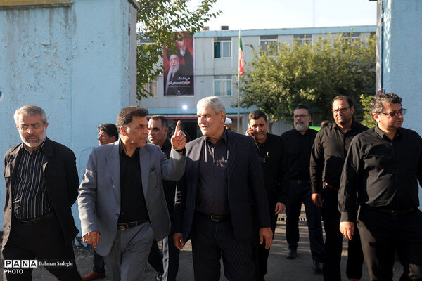 بازدید رئیس دانشگاه فرهنگیان از موکب‌های پذیرای زائرین مراسم امام شهید در این دانشگاه