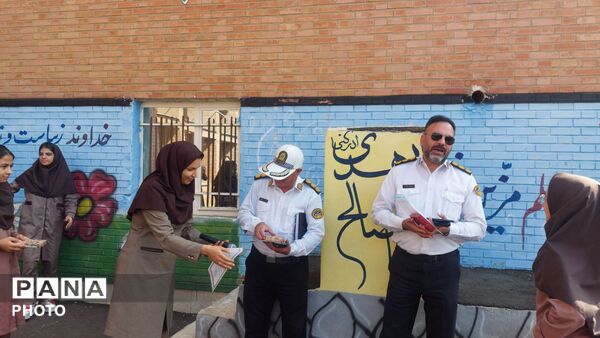 گرامیداشت هفته نیروی انتظامی در مدرسه فرهنگیان عترت
