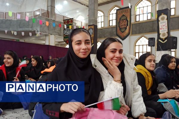 مدرسه شهید لطفی بهارستان‌دو میزبان جشن دهه فجر 