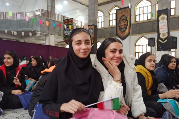 مدرسه شهید لطفی بهارستان‌دو میزبان جشن دهه فجر 
