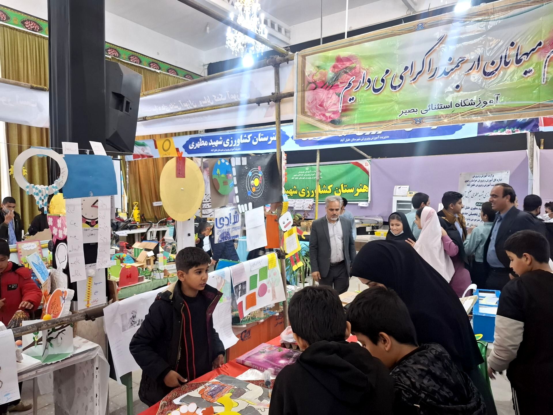 بازدید دانش آموزان مدرسه شهید عامری از نمایشگاه پژوهش و فناوری در خلیل آباد