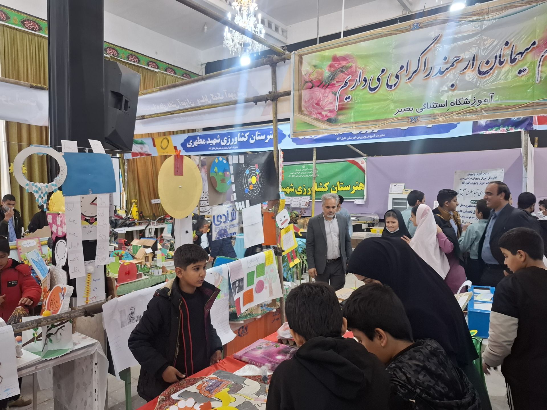 بازدید دانش آموزان مدرسه شهید عامری از نمایشگاه پژوهش و فناوری در خلیل آباد
