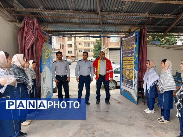 حضور نیروهای انتظامی در دبیرستان نجم قائمشهر