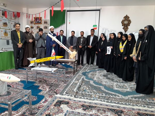 نمایشگاه انقلاب  در آموزشگاه تکتم