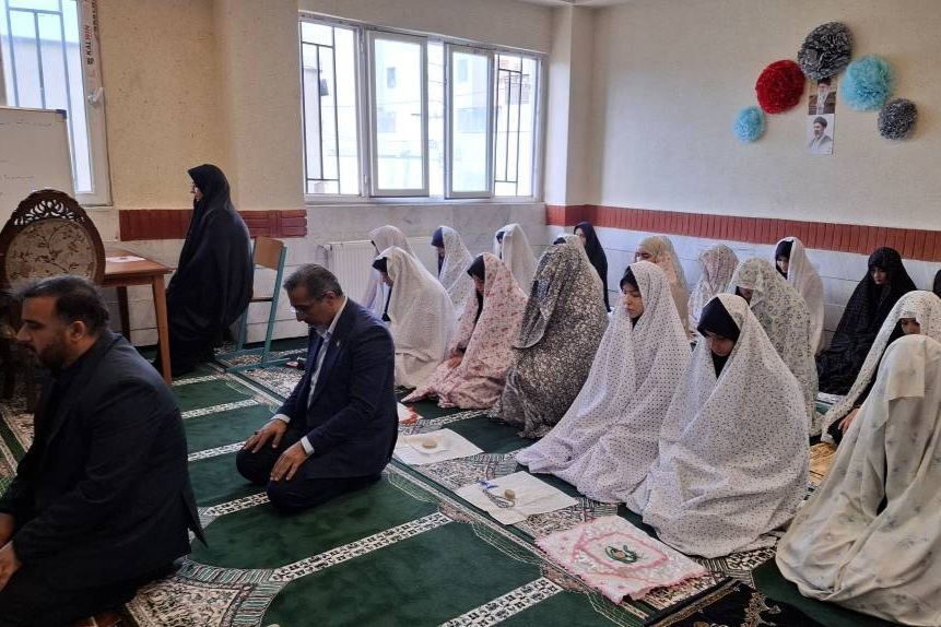 گفت‌وگوی صمیمانه و اقامه نماز جماعت در مدرسه متوسطه دوم حضرت مریم(س)