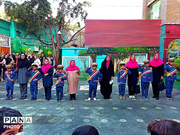 جشن آغاز سال تحصیلی و «روز پرچم» در مدرسه معراج منطقه ۱۰ تهران