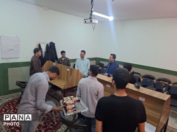 بازدید مدیر آموزشگاه نمونه آیت‌الله خامنه‌ای از قرائت خانه این دبیرستان