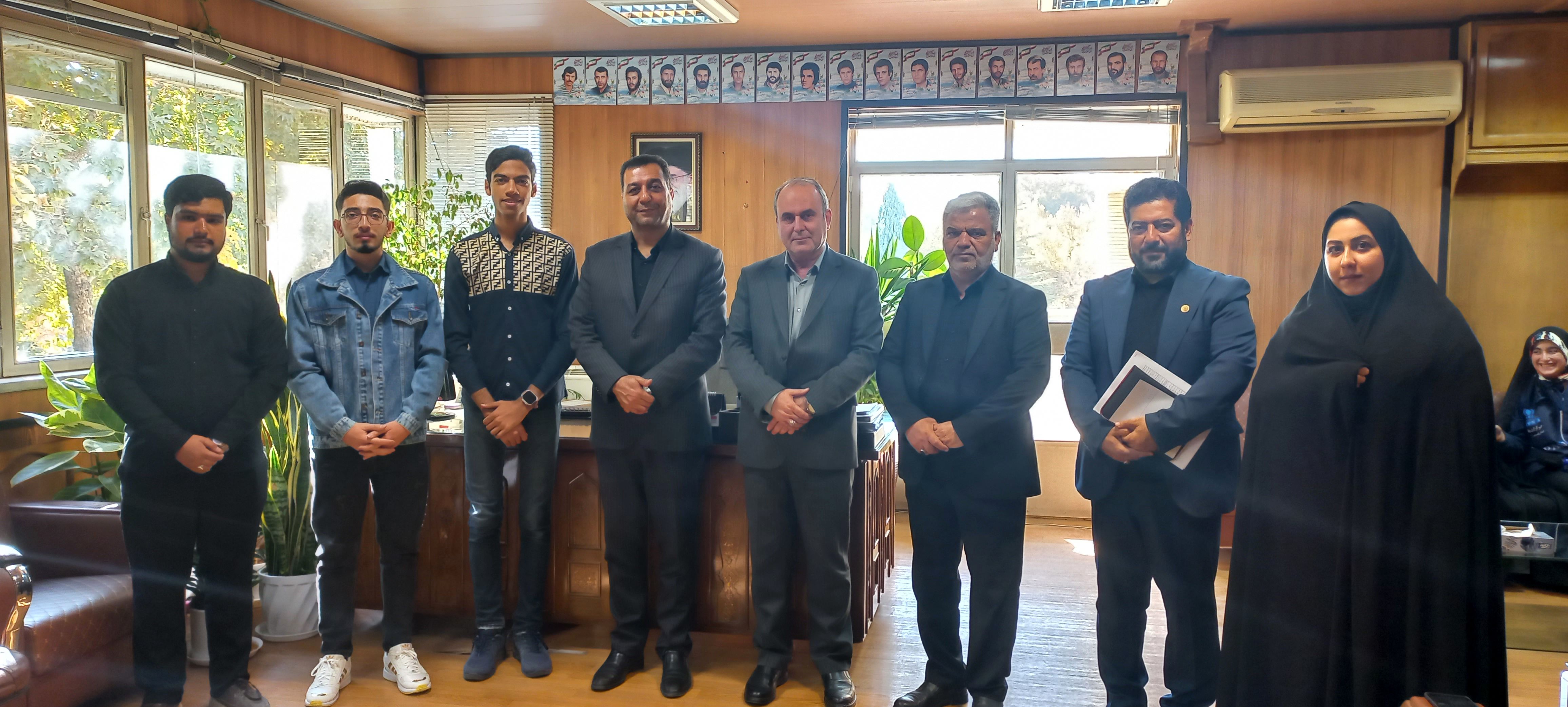 نشست کمیسیون فضاهای تربیتی مجلس دانش‌آموزی با مدیرکل آموزش و پرورش اصفهان