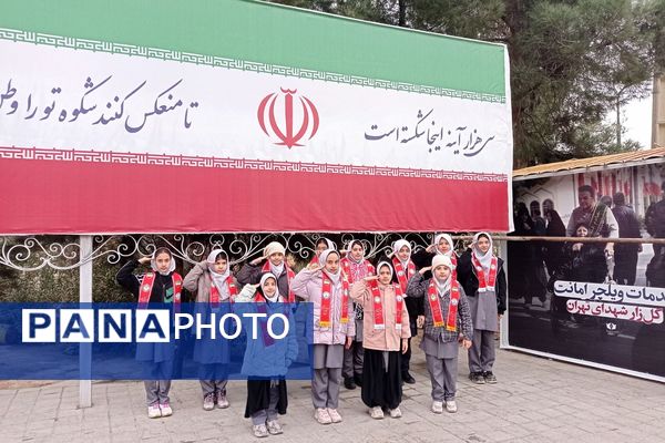 تجدید میثاق دانش‌آموزان پیشتاز ناحیه دو شهرری با امام و شهدا 