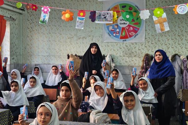 توزیع بسته‌های سلامتی در مدرسه ابتدایی هدی با مشارکت سفیران سلامت