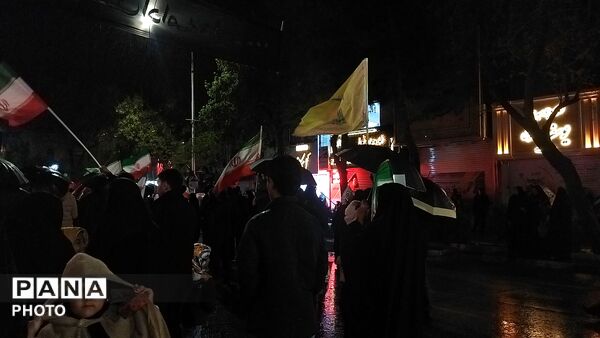 حضور وطن دوستان  نیشابوری زیر باران رحمت در سی و هشتمین شب از اجتماعات مردمی 