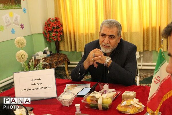 نشست تخصصی بررسی مسائل آموزشی در مدرسه «گل‌های بهشت»