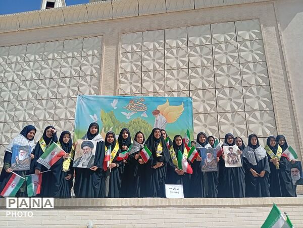 دانش‌آموزان دبیرستان عفت در کاشت ۱۰۰۰ درخت شریک شدند