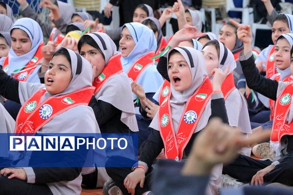 بهارستان دو صحنه همفکری، همدلی و همکاری پیشتازان در همایش یاوران انقلاب