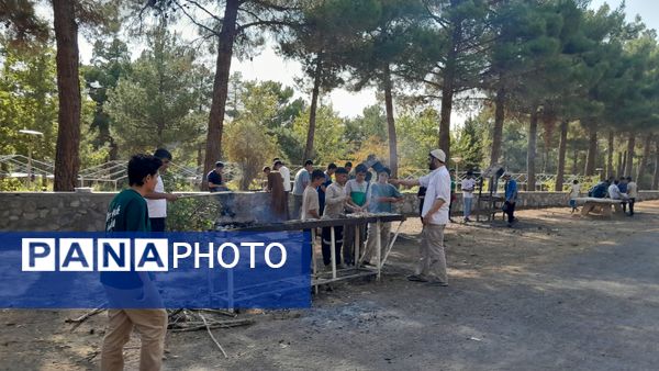 خودکفایی در آشپزی؛ دانش‌آموزان جوجه را از زغال تا سفره رساندند