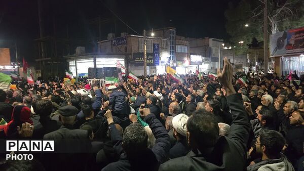 میدان مرکزی خلیل‌آباد‌ مملو از عاشقان انقلاب