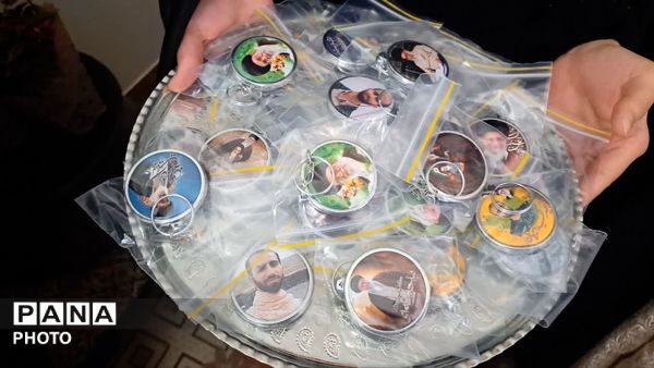 دیدار دانش‌آموزان شهر کهک با خانواده خلبان شهید «مجید دلیریان»