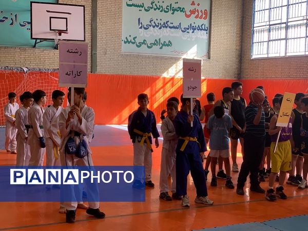 برگزاری فعالیت‌های ورزشی درون مدرسه‌ای در دبستان معلم آشخانه 