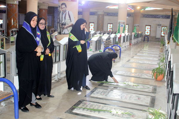 تجدید میثاق مدیر سازمان دانش آموزی استان بوشهر با شهدا
