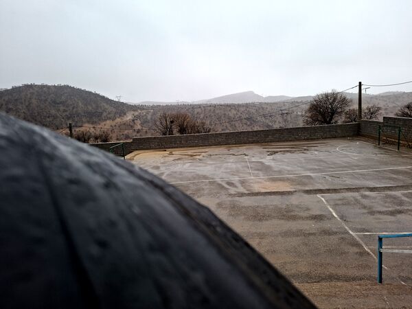 جلوه زیبای باران زمستانی در دبیرستان سبحان و مائده شلیل