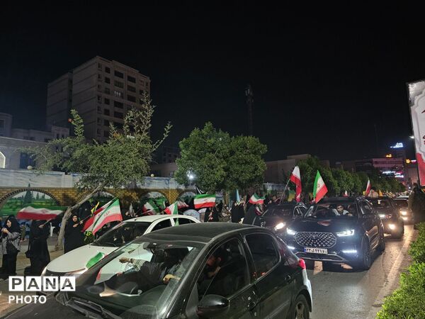 حضور گسترده مردم در سالگرد چهلمین روز درگذشت رهبر شهید در خیابان‌های شهر بندرعباس