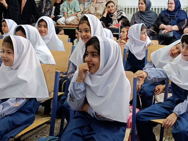 رنگین‌کمان شادی و علم در جشن شکوفه‌های کلاس اولی یزدانی