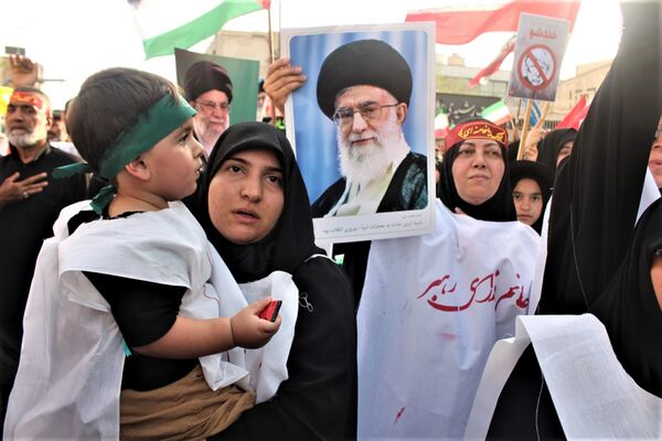 حماسه حضور نوجوانان کفن‌پوش قمی در راهپیمایی «عهد خون»