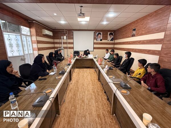نشست صمیمانه دانش‌آموزان پانا با مسئول سازمان دانش‌آموزی شهرستان نهبندان