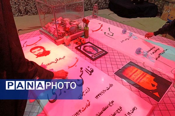 ادای احترام دانش‌آموزان دبیرستان هدی به مقام شامخ شهدا در یادواره محلی