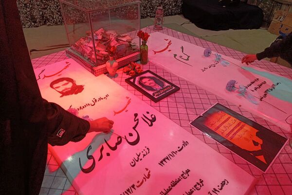ادای احترام دانش‌آموزان دبیرستان هدی به مقام شامخ شهدا در یادواره محلی