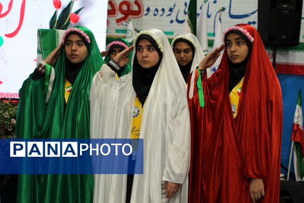 هم‌سرایی هزار نفری دانش‌آموزان یاور انقلاب در اسلامشهر