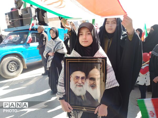 حضور دانش‌آموزان دبیرستان باهنر  در راهپیمایی روز هفتم شهادت رهبر انقلاب