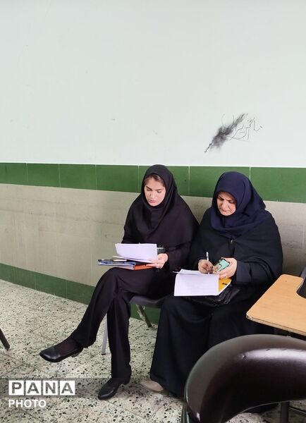 فرایند بررسی عملکرد معلمان منتخب دبیرستان نمونه آیت الله خامنه ای