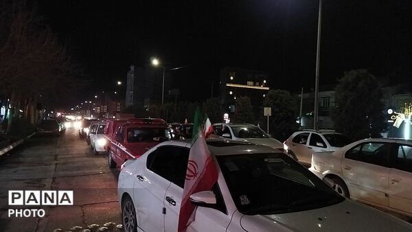 بلوار فضل پرشور از ماشین هایی با پرچم ایران 
