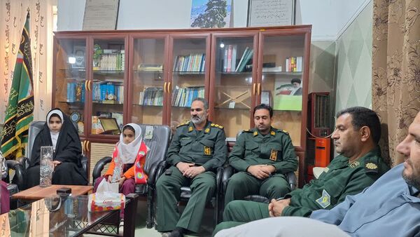 قدردانی دختران پیشتاز آموزشگاه نوریه جیرفت از پاسداران