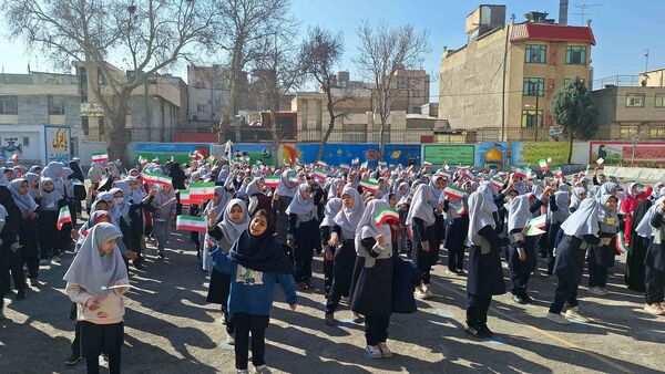 نواخته شدن زنگ انقلاب در دبستان شاهد حاج تقی آقابزرگ ناحیه یک مشهد
