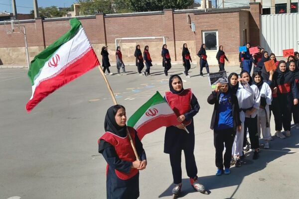 جشن ۲۲ بهمن در دبیرستان شهیدان اسماعیلی‌منش