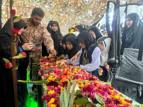 استقبال پرشور دانش‌آموزان جم از شهید گمنام در آستانه شهادت حضرت زهرا(س)