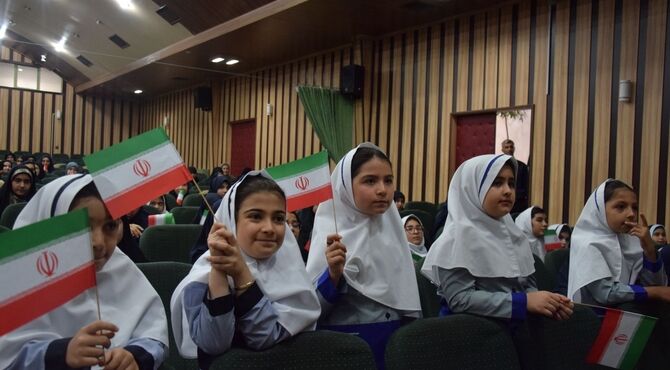  تجدید عهد و پیمان دانش‌آموزان ناحیه 1 کرج  با رهبر انقلاب در اجرای سرود همگانی