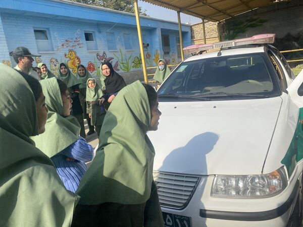 حضور سرهنگ اسماعیل اکبری رئیس کلانتری ۱۳ نیشابور در جمع دانش‌آموزان دبستان میلاد نیشابور 