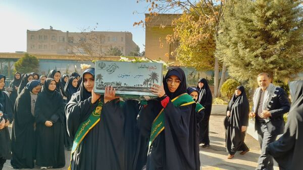 حال‌وهوای معنوی دانش‌آموزان در استقبال از پیکر شهید ۲۳ ساله در مدرسه شهید عصمت ناحیه 3 کرج 