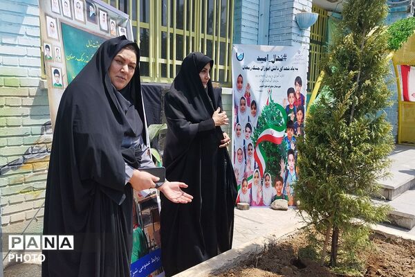  آیین کاشت نهال امید به یاد شهدای دانش‌آموز جنگ رمضان در دبیرستان فتح المبین شهرری 